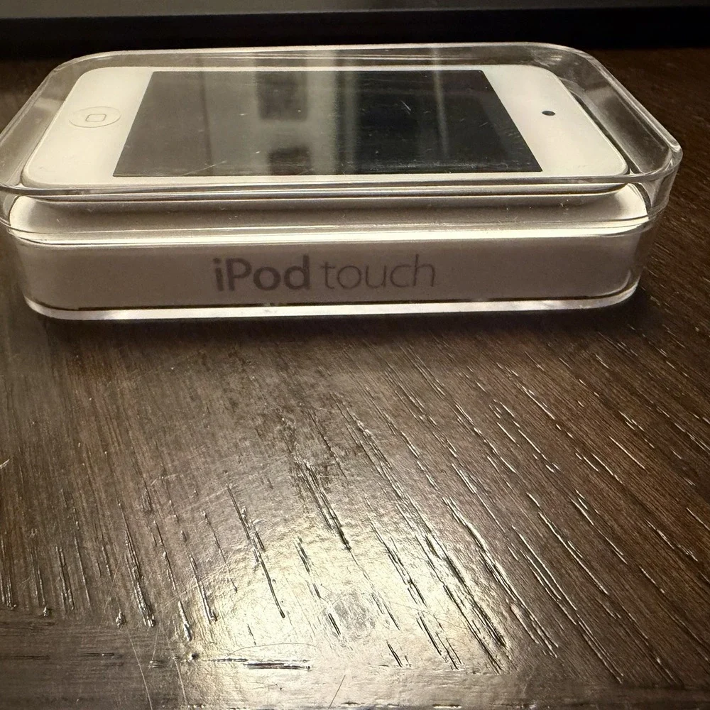 Apple iPod Touch 4th Gen 16GB White ME179LL/A - BUNDLED